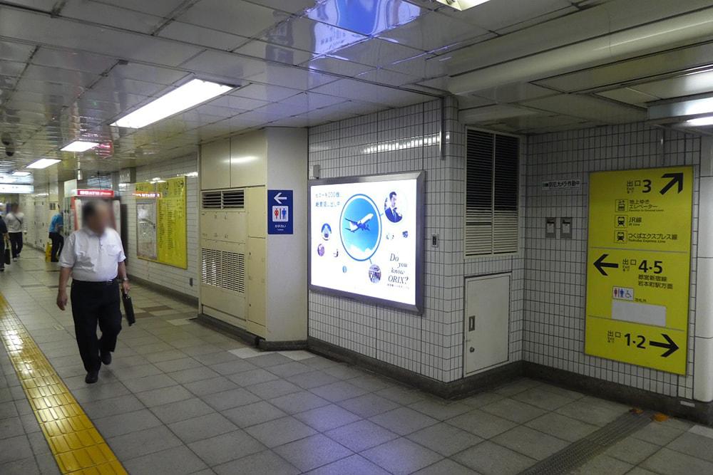 通勤・通学シーンにいつもある広告。 それこそが最適なフリークエンシーにつながる。